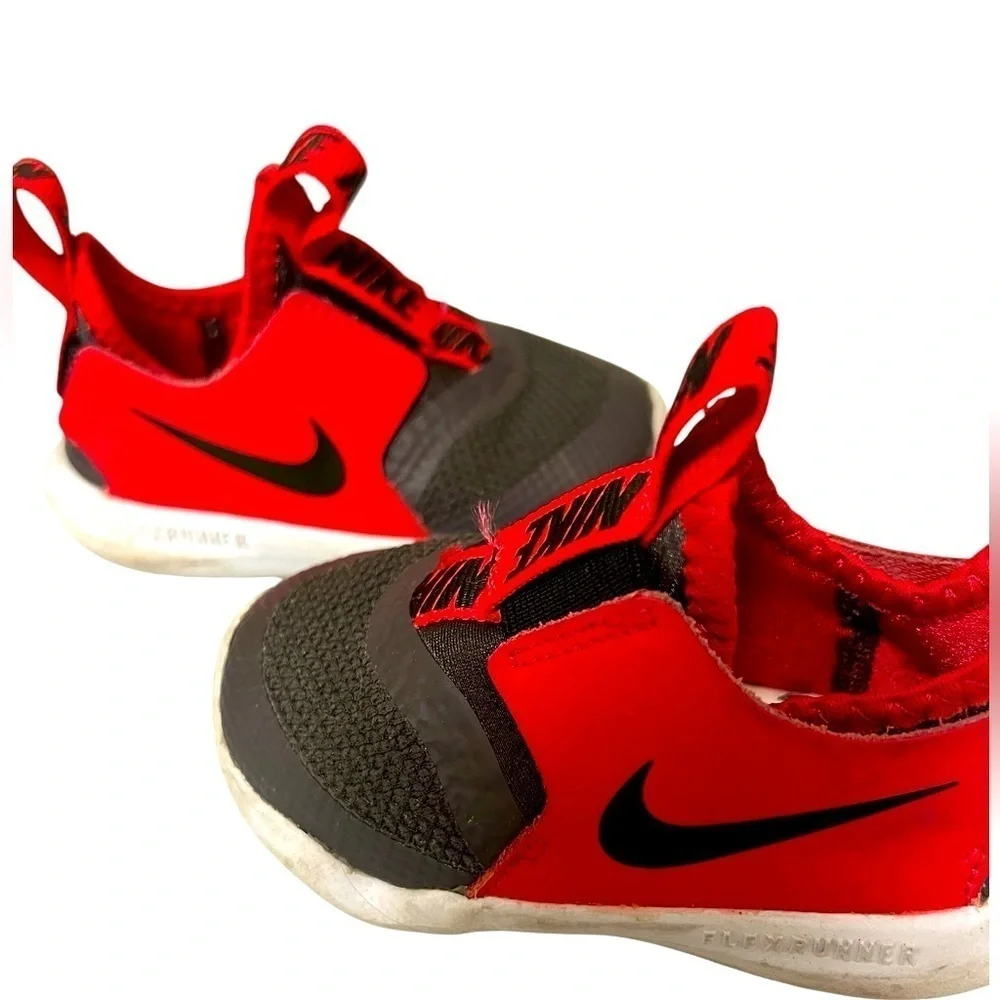 Nike Unisex Little Kids Flex Runner Sneakers in size 5c runs small